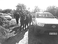 Un grupo de personas en un coche

Descripción generada automáticamente