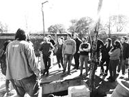 Un grupo de personas de pie en la calle

Descripción generada automáticamente