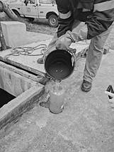 Imagen en blanco y negro de un hombre con una tabla de madera

Descripción generada automáticamente con confianza media