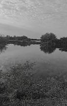 Imagen en blanco y negro de un lago

Descripción generada automáticamente