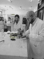 Imagen en blanco y negro de un grupo de personas en la cocina

Descripción generada automáticamente con confianza media